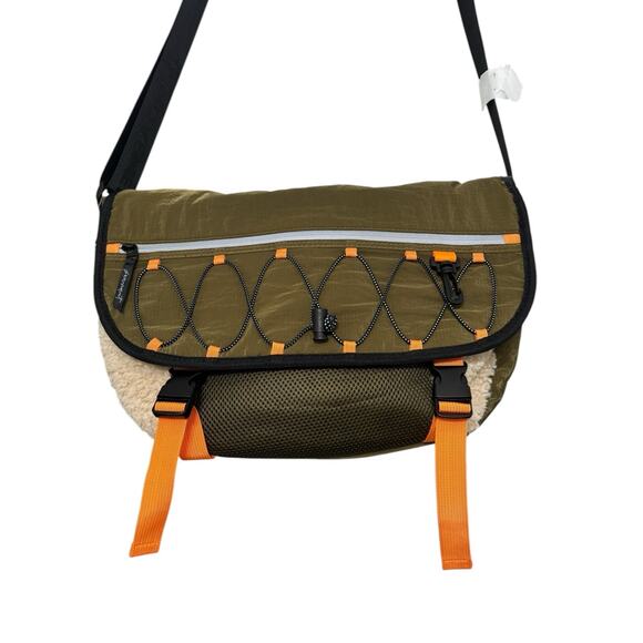 NWT! Free People Playoff Sherpa Messenger Crossbody in Olive Green - Picture 3 of 10